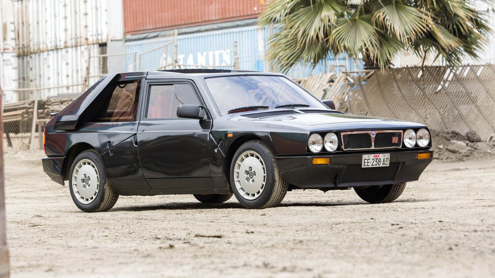 Το τρίο της Lancia κλείνει μια Delta S4 Stradale του 1985. Διπλά υπερτροφοδοτούμενη και κατάμαυρη είναι μούρλια, πόσο μάλλον όταν έχει μόλις 8.851 χλμ